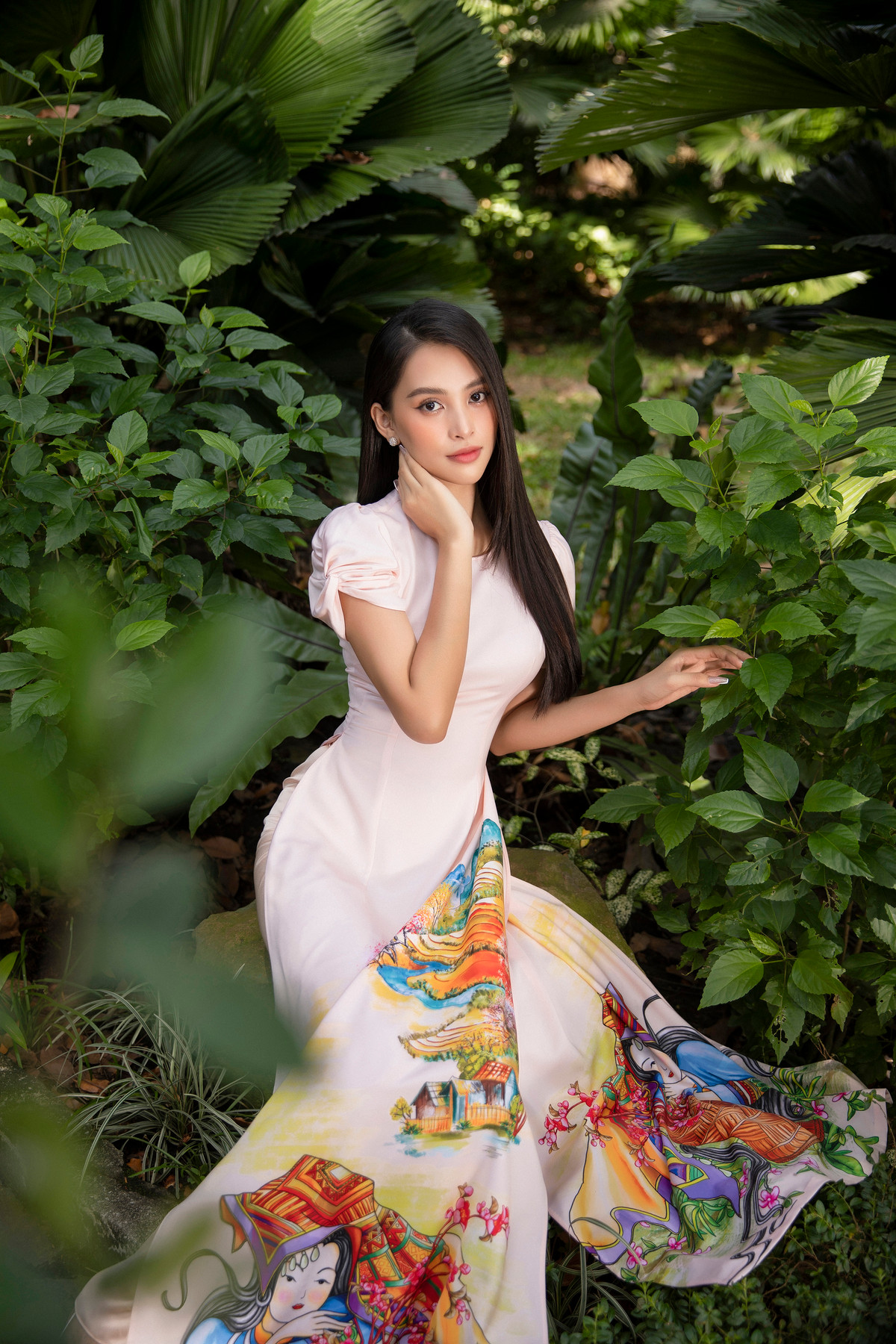 Những chiếc áo dài mà cô lựa chọn đều được trang trí bằng những hình ảnh thiên nhiên tô vẽ bằng nghệ thuật hội họa trên nền vải lụa mềm mại.