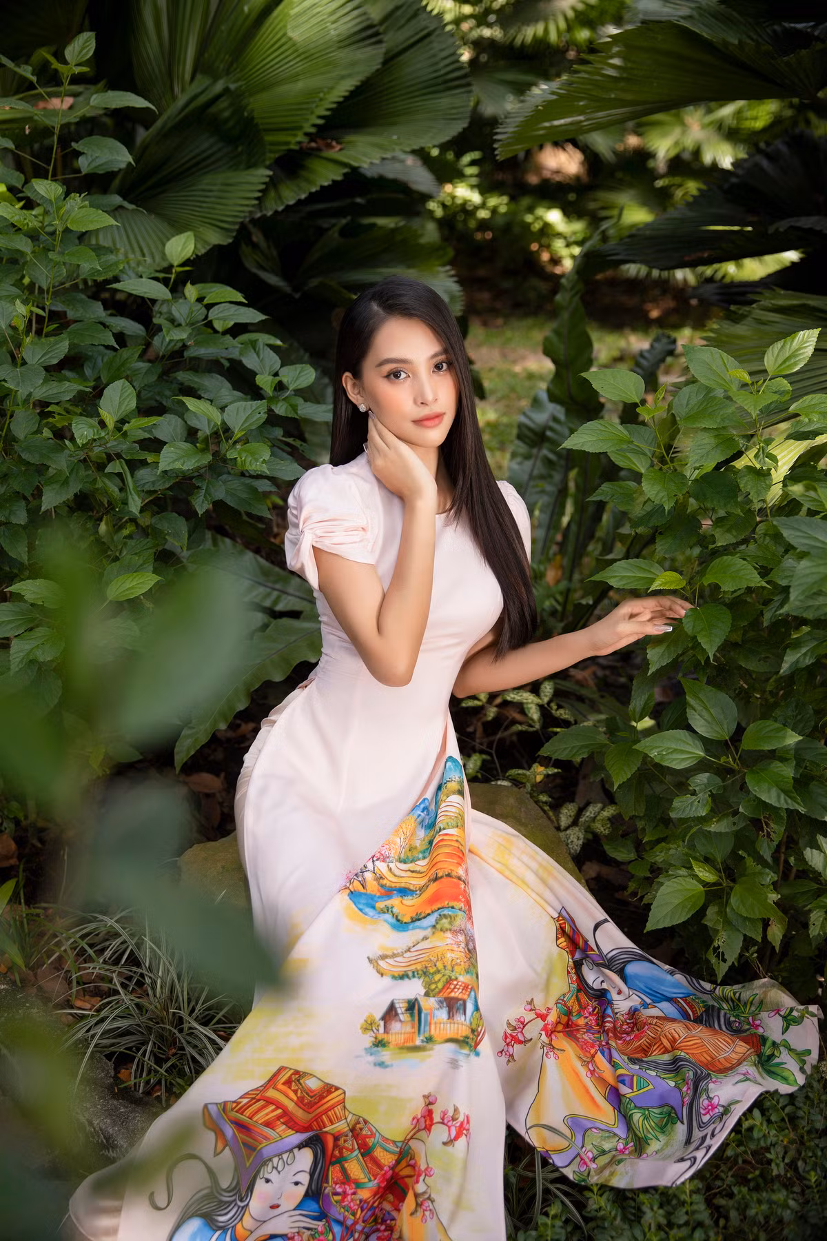 Những chiếc áo dài mà cô lựa chọn đều được trang trí bằng những hình ảnh thiên nhiên tô vẽ bằng nghệ thuật hội họa trên nền vải lụa mềm mại.