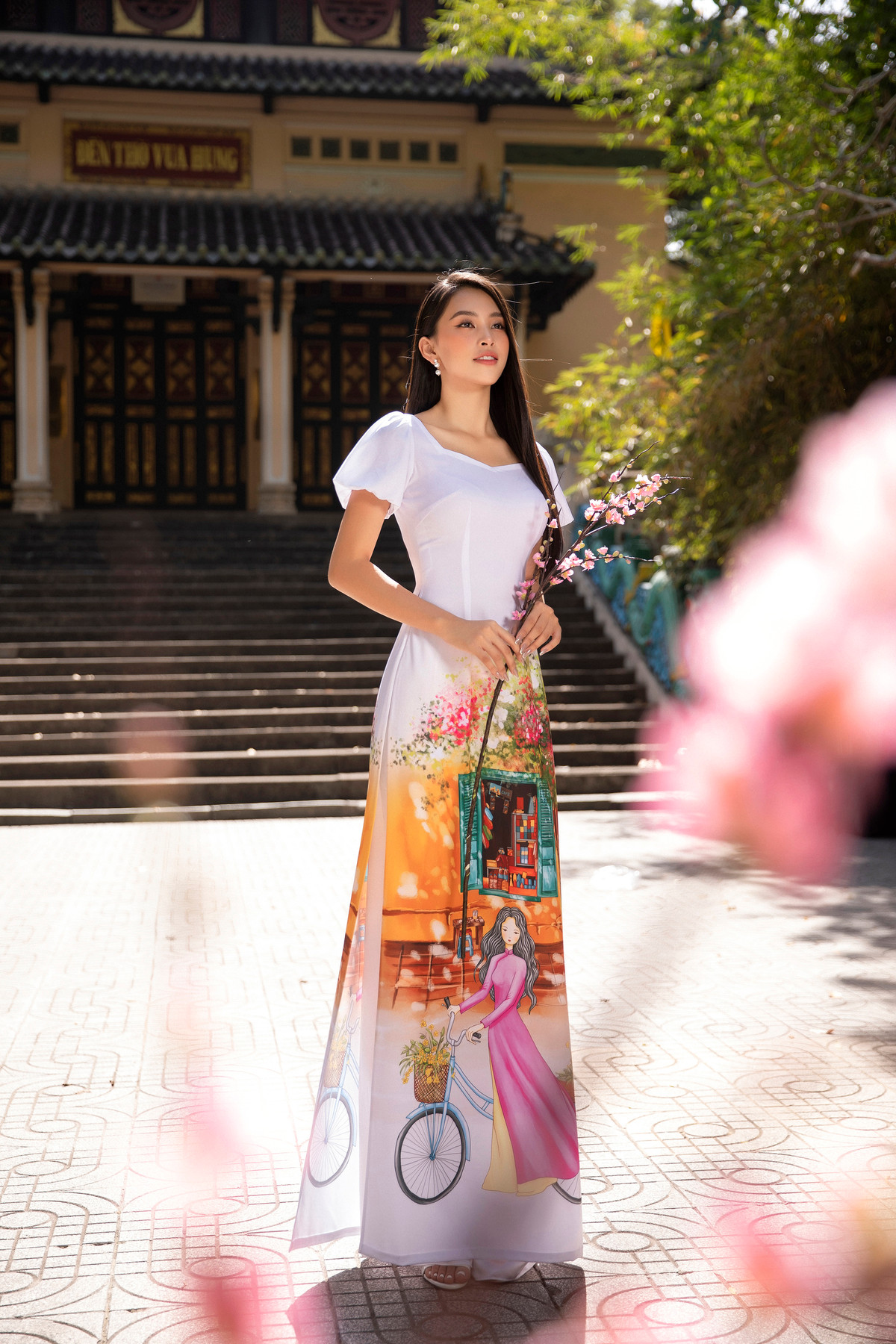 Điểm ấn tượng ở bộ sưu tập lần này là mỗi chiếc áo dài như một tác phẩm nghệ thuật rực rỡ sắc màu, mà ở đó hình ảnh những thiếu nữ yêu kiều được thể hiện thật sống động, bay bổng.