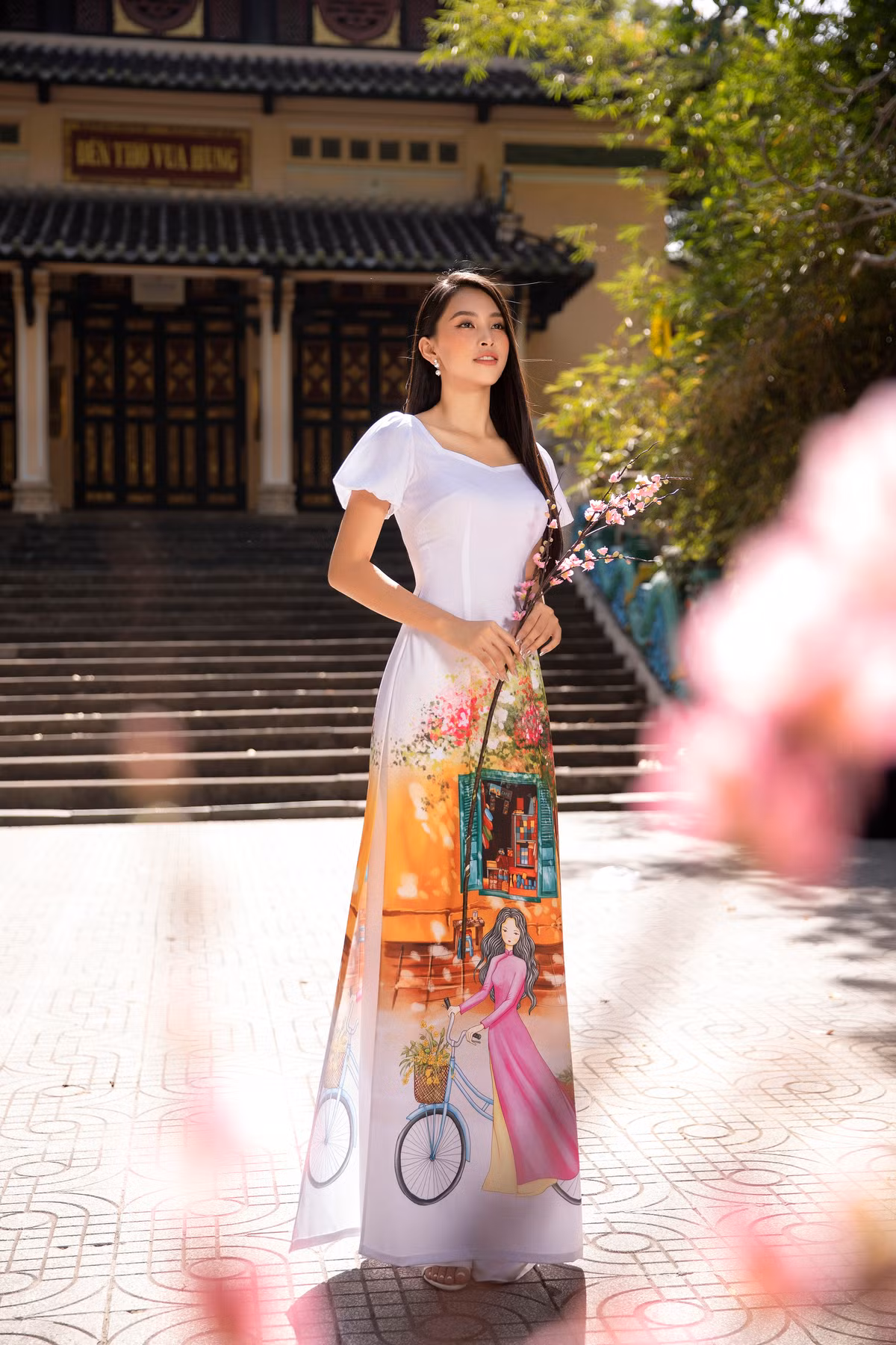 Điểm ấn tượng ở bộ sưu tập lần này là mỗi chiếc áo dài như một tác phẩm nghệ thuật rực rỡ sắc màu, mà ở đó hình ảnh những thiếu nữ yêu kiều được thể hiện thật sống động, bay bổng.