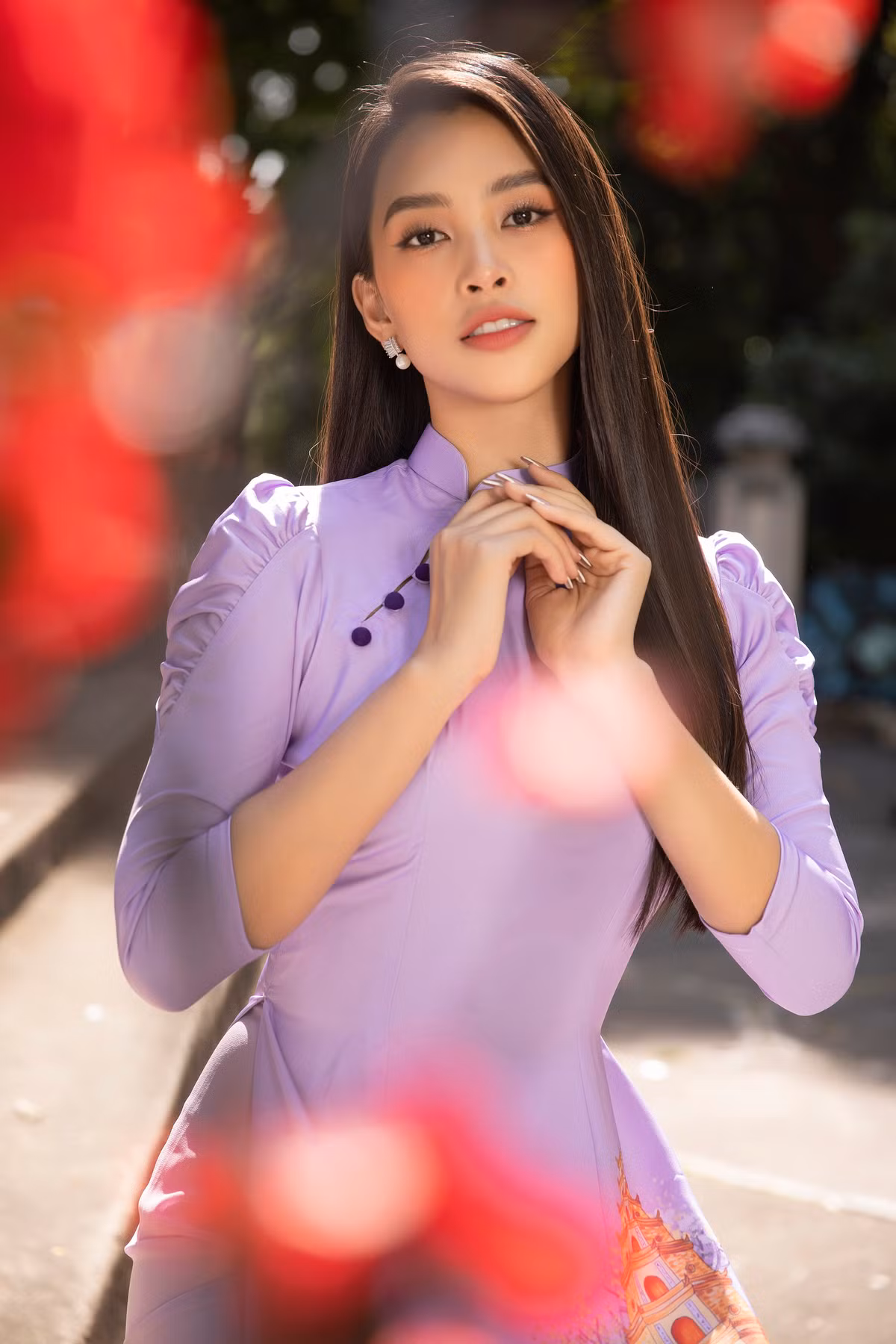 Sở hữu những đường nét thanh tú trên gương mặt, nàng hậu hướng tới sự nền nã, chuẩn mực với phong cách ăn mặc kín đáo, giản dị trong tà áo dài nhưng vẫn phảng phất nét hiện đại, trẻ trung.