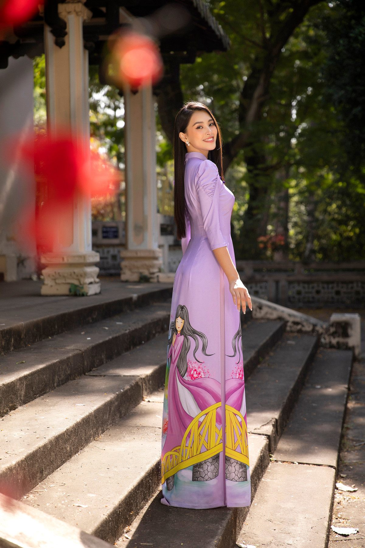 Sở hữu mái tóc đen suôn mượt, Tiểu Vy khi khoác lên mình bộ trang phục truyền thống lại càng tôn lên vẻ đẹp của một người phụ nữ Việt Nam.