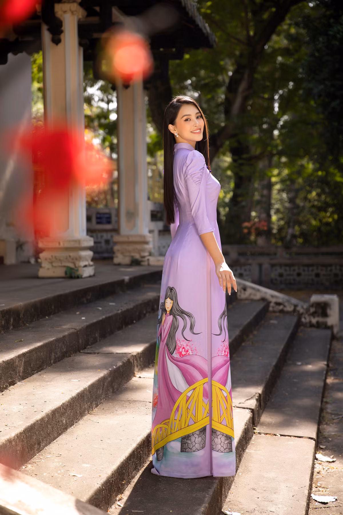 Sở hữu mái tóc đen suôn mượt, Tiểu Vy khi khoác lên mình bộ trang phục truyền thống lại càng tôn lên vẻ đẹp của một người phụ nữ Việt Nam.