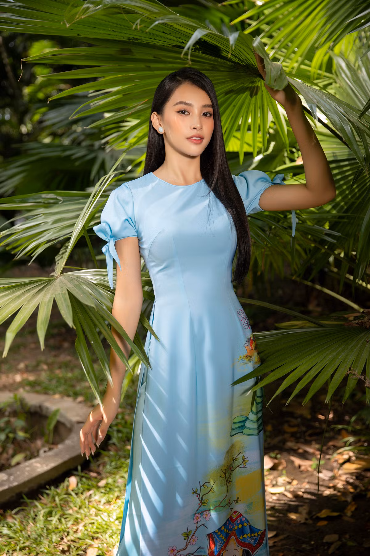 Ngô Nhật Huy chia sẻ: “Hình ảnh các thiếu nữ như mùa xuân trảy lộc, khởi tạo một sức sống tươi trẻ mang đã mang đến cho tôi nhiều ý tưởng để đưa vào bộ sưu tập áo dài Tết lần này!”.