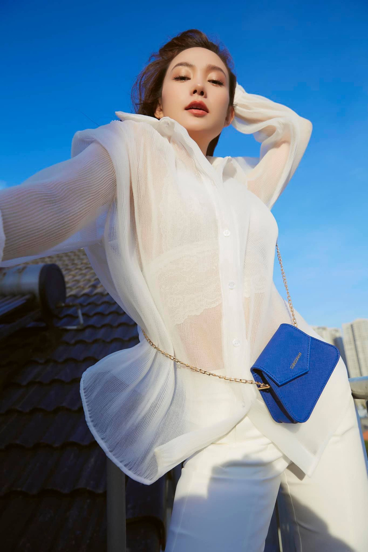 Sự nghiệp thành công, giàu có và xinh đẹp rạng rỡ ở tuổi 34 nhưng vẫn ế, Minh Hằng liên tục bị giục lấy chồng. Fan mong ngóng thần tượng của mình sẽ sớm công khai "một bờ vai" để cô dựa vào. Xem video "Minh Hằng chia sẻ về phong cách thời trang". Nguồn VTC1: