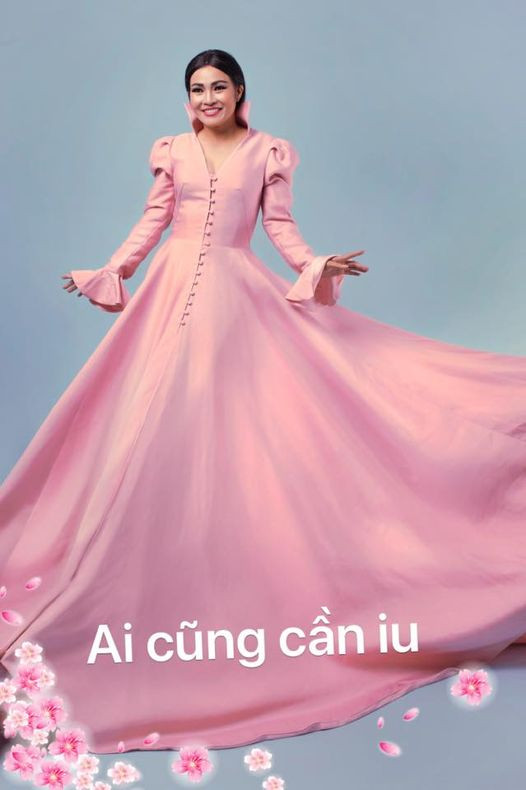 "Chuyện tình cảm của tôi luôn diễn ra trước đó chứ tôi không yêu để đu trend hay bắt chước ai đó. Với tôi, yêu đương là duyên nợ. Tôi thích mẫu đàn ông rộng mở, biết hy sinh vì mọi người. Tôi có duyên binh nghiệp từ xưa nên sở thích của tôi cũng khác những người phụ nữ khác. Với tôi, cái gì cũng phải có duyên tiền kiếp. Chúng tôi gặp nhau từ khá lâu rồi, không có chuyện đu trend, yêu người kém mình 11 hay 21 tuổi như báo chí đưa tin", Phương Thanh tiết lộ về bạn trai.