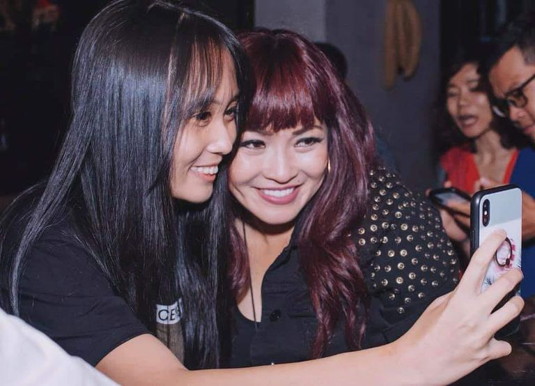 Nữ ca sĩ giấu kín mọi thông tin về bé Gà và chỉ hé lộ hình ảnh con gái sinh năm 2005 khi bé tròn 11 tuổi. Ngày mà cô công khai sự thật cũng là ngày giỗ đầu của bố bé Gà.