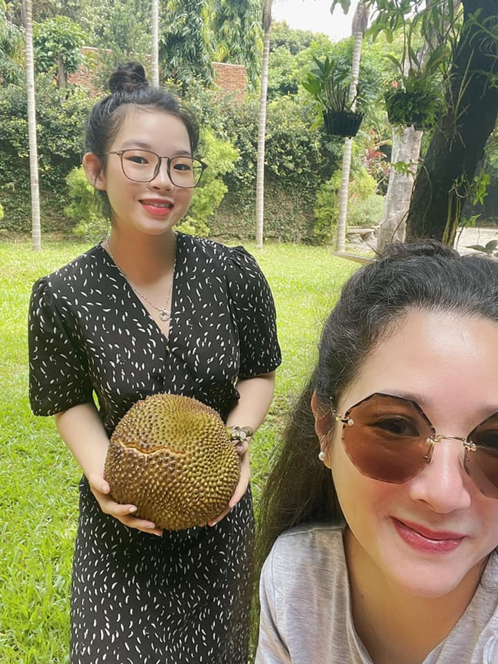 Trong thời gian TP Hà Nội giãn cách xã hội vì COVID-19, Thanh Thanh Hiền cùng con gái ở nhà vườn rộng lớn tại Sóc Sơn (Hà Nội) để phòng tránh dịch.