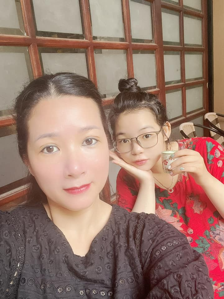 Do chị gái đi du học nên Thái Phương trở thành người đồng hành mới của mẹ sau khi nữ nghệ sĩ ly hôn. Thanh Thanh Hiền chia sẻ nhiều điều trong cuộc sống lẫn công việc với con gái Thái Phương. Hai mẹ con thời gian gần đây thường hát chung trên một sân khấu.