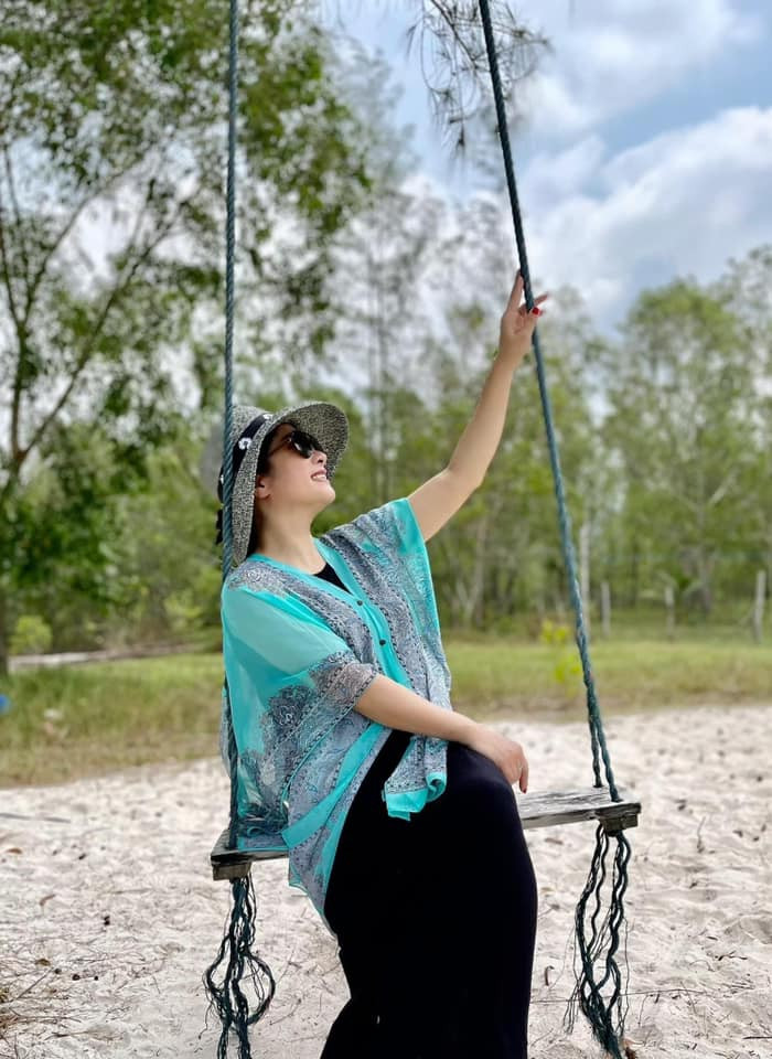 Thanh Thanh Hiền sở hữu nhan sắc vượt thời gian, làn da trắng mịn không tì vết, nụ cười tươi rạng rỡ và đặc biệt là vẫn giữ được giọng hát ngọt ngào đi vào lòng người nghe.