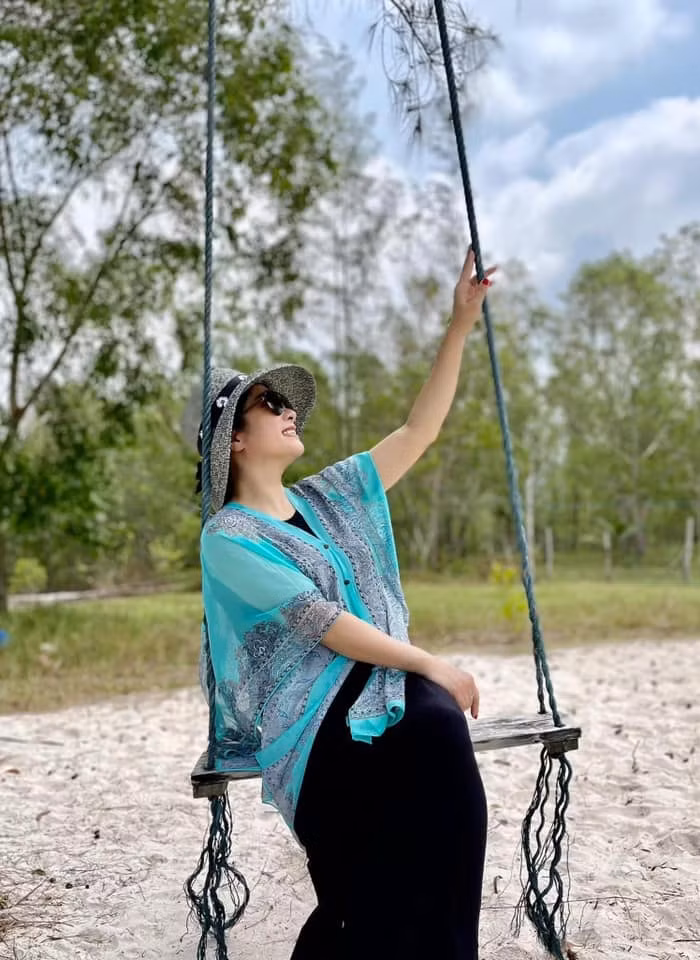 Thanh Thanh Hiền sở hữu nhan sắc vượt thời gian, làn da trắng mịn không tì vết, nụ cười tươi rạng rỡ và đặc biệt là vẫn giữ được giọng hát ngọt ngào đi vào lòng người nghe.