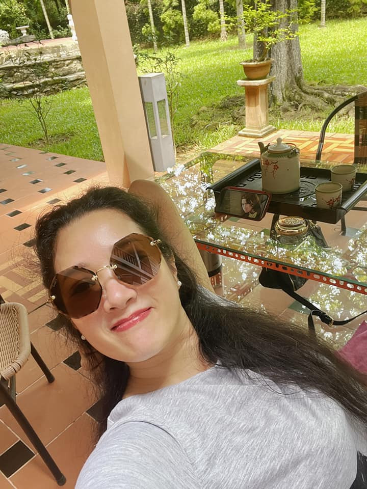 Nữ nghệ sĩ sinh năm 1969 chia sẻ khoảnh khắc bình yên bên trong nhà vườn rợp bóng cây xanh với những thú vui tao nhã như uống trà, ca hát, cắm hoa...