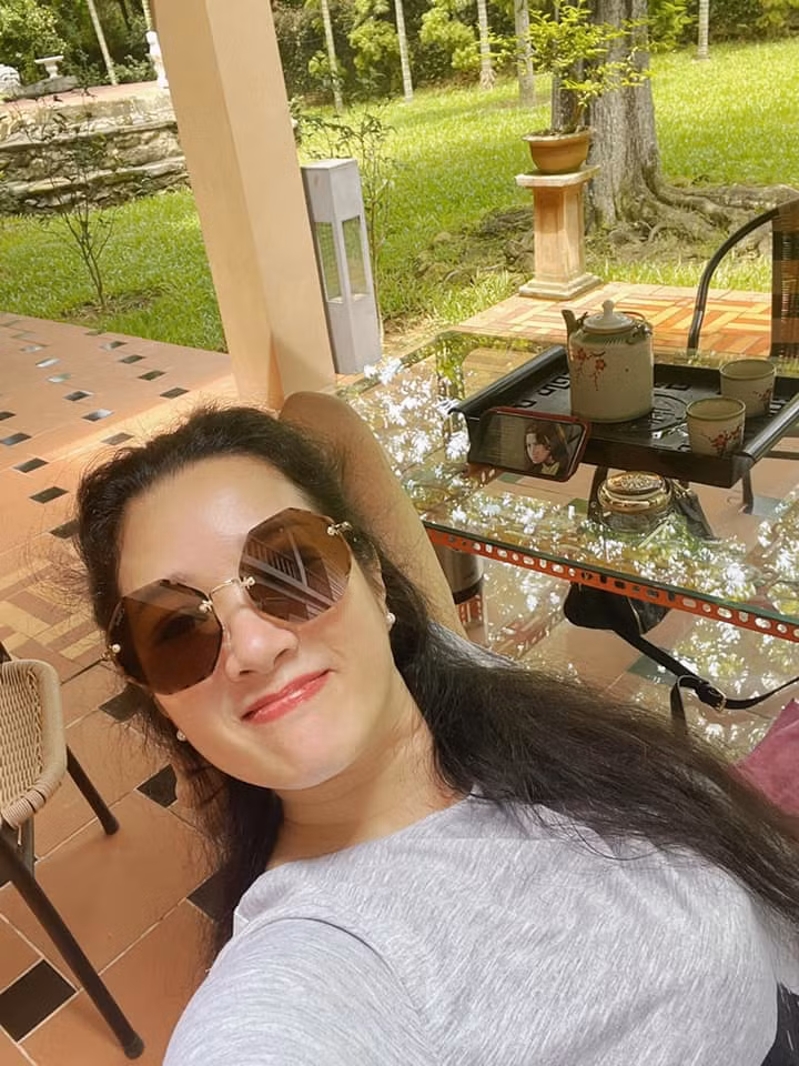 Nữ nghệ sĩ sinh năm 1969 chia sẻ khoảnh khắc bình yên bên trong nhà vườn rợp bóng cây xanh với những thú vui tao nhã như uống trà, ca hát, cắm hoa...