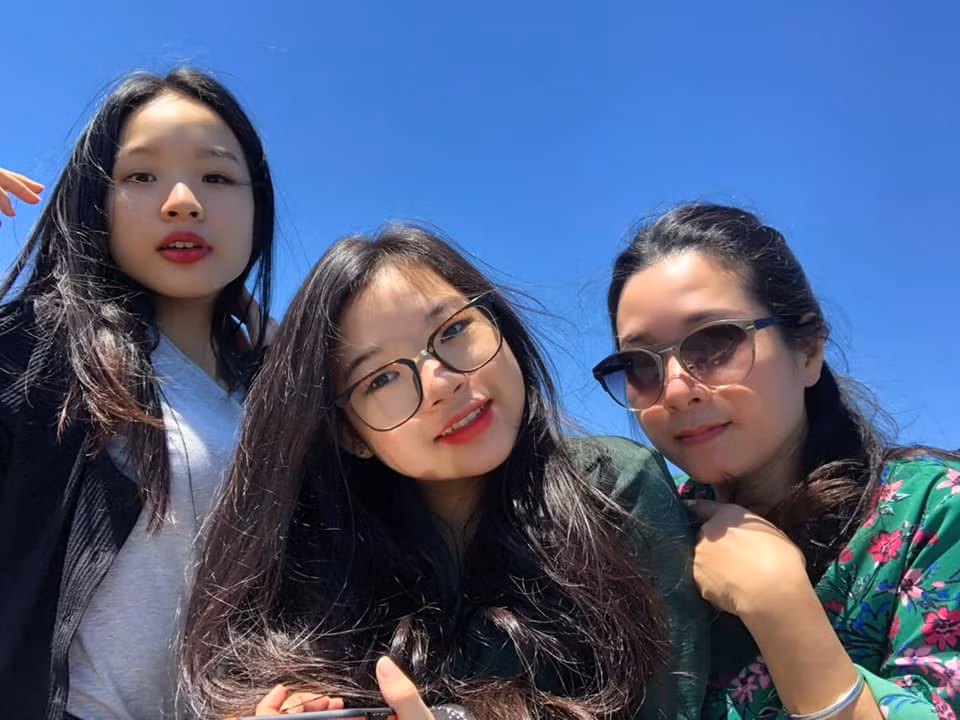 Sau khi ly hôn, Thanh Thanh Hiền nhanh chóng lấy lại tinh thần và cũng ít nhắc về chồng cũ. Chị thường xuyên chia sẻ cuộc sống an yên bên hai con gái riêng là Tú Linh và Thái Phương. Hai con là kết quả của cuộc hôn nhân đầu của chị với NSƯT Hoàng Anh Tú.