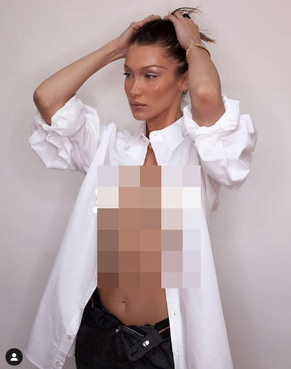 Siêu mẫu sinh năm 1996 chăm diện áo hở bụng khoe eo thon gợi cảm.