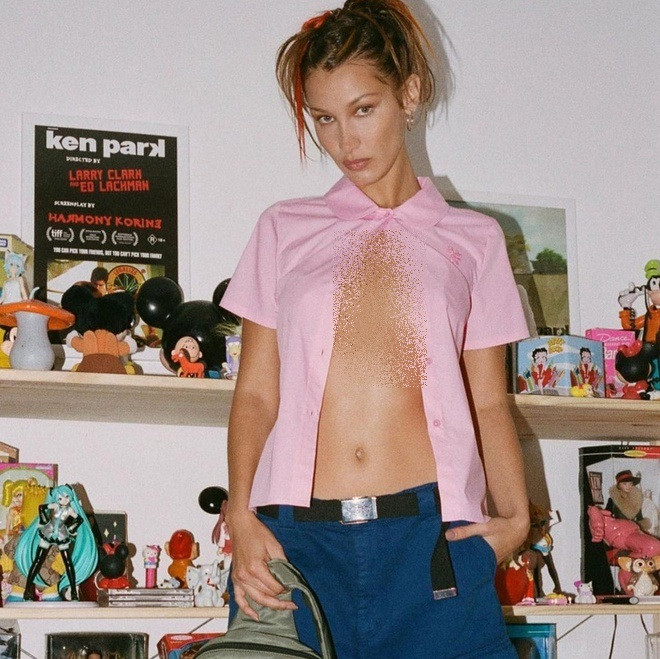 Diện áo sơ mi ngắn tay chỉ cài duy nhất một cúc áo, chân dài 9X gần như khoe trọn hai vòng gợi cảm. Ảnh: Bella Hadid.