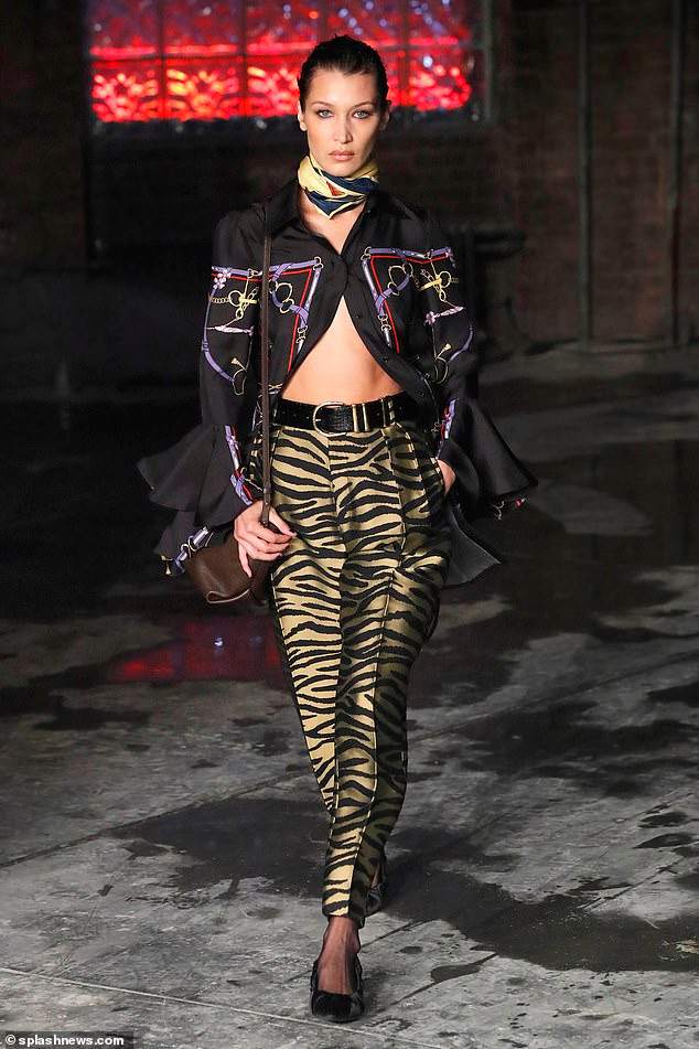 Siêu mẫu đình đám đẹp thần thái trong bộ ảnh thời trang thả hàng cúc áo phía dưới khoe eo thon. Ảnh: Splash News.