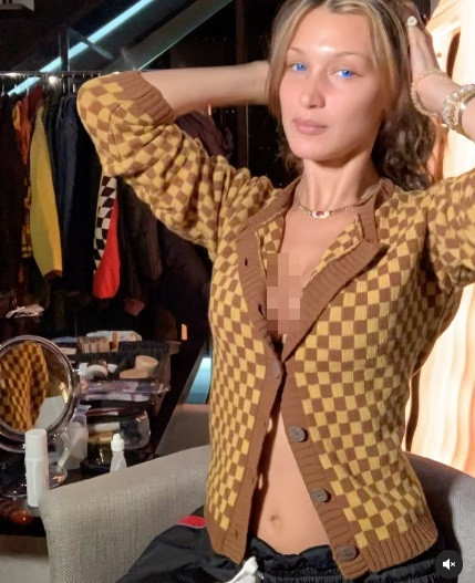 Chân dài “đẹp nhất thế giới” chăm diện áo hở bụng gợi cảm Chan dai “dep nhat the gioi” cham dien ao ho bung goi cam