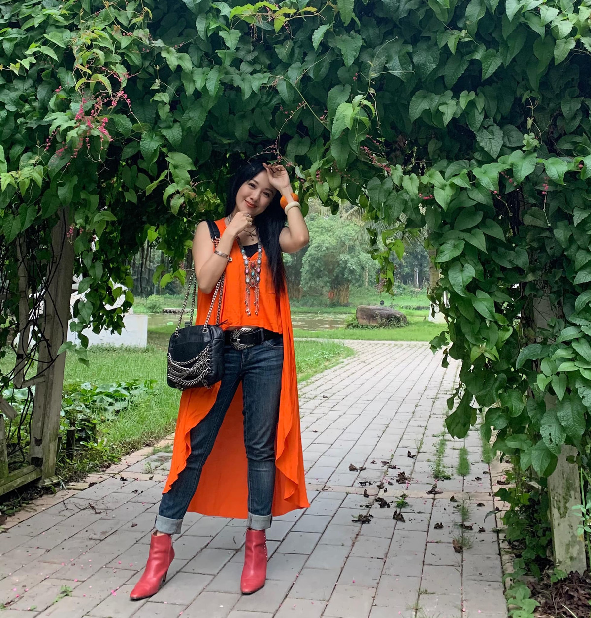 Đời thường, BTV Hoài Anh gây thu hút với phong cách trẻ trung.