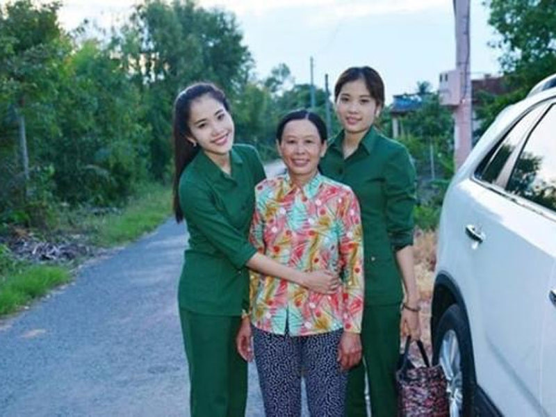 Đó có lẽ chính là lý do Nam Em thấy xa cách mẹ và không gọi mẹ ruột là mẹ như bao người khác mà chỉ gọi là bà Tám. (Ảnh: Ngoisao.vn)