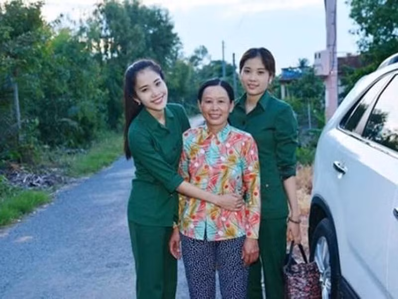 Đó có lẽ chính là lý do Nam Em thấy xa cách mẹ và không gọi mẹ ruột là mẹ như bao người khác mà chỉ gọi là bà Tám. (Ảnh: Ngoisao.vn)