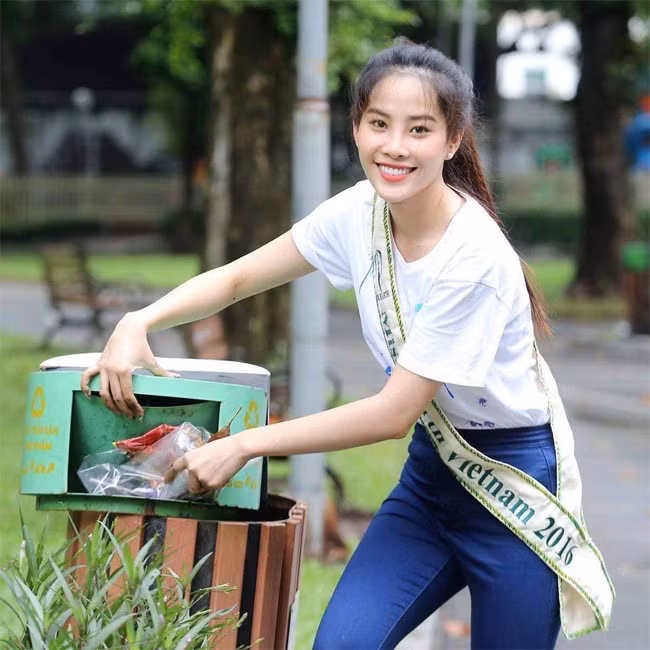 Dù tuổi thơ nghèo khó, gia đình chia tách nhưng Nam Em luôn nỗ lực cố gắng khẳng định bản thân. Cô đã tốt nghiệp Trường Đại học Văn hóa – Nghệ thuật Quân đội và tham gia showbiz từ năm 2014. (Ảnh: FBNV)