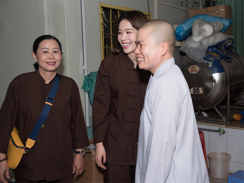 "Bà Tám ơi, con xin lỗi bà Tám vì cả cuộc đời sinh ra con nhưng con chỉ gọi bà là bà Tám. Không phải con không có tình cảm với bà Tám mà chúng ta có khoảng cách quá, từ nay con sẽ học cách gọi bà Tám là mẹ", Nam Em chia sẻ trong chương trình “Đối mặt cảm xúc”. (Ảnh: FBNV)