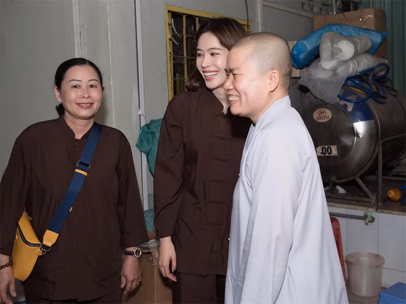 "Bà Tám ơi, con xin lỗi bà Tám vì cả cuộc đời sinh ra con nhưng con chỉ gọi bà là bà Tám. Không phải con không có tình cảm với bà Tám mà chúng ta có khoảng cách quá, từ nay con sẽ học cách gọi bà Tám là mẹ", Nam Em chia sẻ trong chương trình “Đối mặt cảm xúc”. (Ảnh: FBNV)