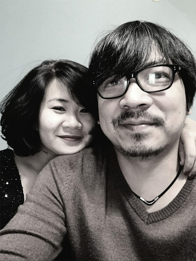 Trước khi kết hôn, Đinh Tiến Dũng và Hồng Nga yêu nhau gần 4 năm. "Tôi được các đồng nghiệp trong công ty đánh giá cao vì trông lù đù nhưng vớ được cô người yêu xinh xắn", Giáo sư Xoay từng chia sẻ.