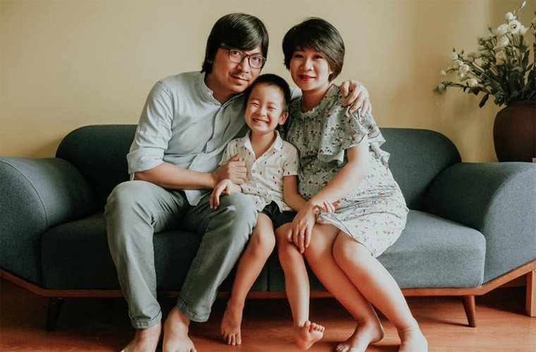 Đinh Tiến Dũng là người chồng, người cha rất tận tụy với gia đình. Anh giúp vợ chăm con, dạy con học.