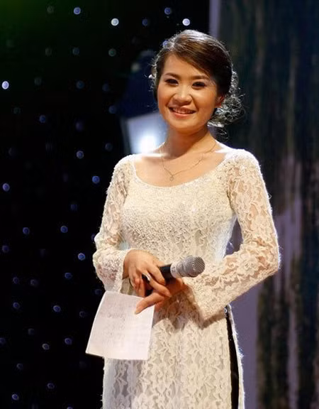 Vợ Đinh Tiến Dũng sinh năm 1986 là một MC khá quen thuộc của chương trình "Nghĩ mở nói thẳng" trên kênh VTV2.