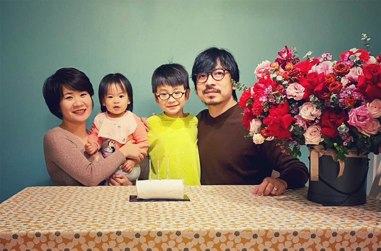 Hai vợ chồng anh hiện có một bé trai Pony, 6 tuổi và con gái Bota 1 tuổi.