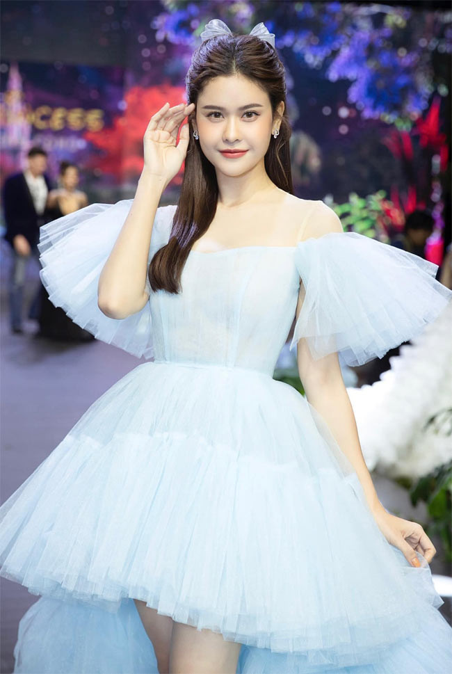 Giọng ca sinh năm 1989 và chồng cũ từng khiến nhiều người khó hiểu khi tuyên bố ly hôn nhưng vẫn sống chung nhà vào thời điểm năm 2017.