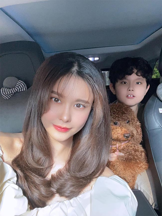 Chụp ảnh cùng con trai nhiều người nhận xét Quỳnh Anh trẻ như chị của bé Cát An.