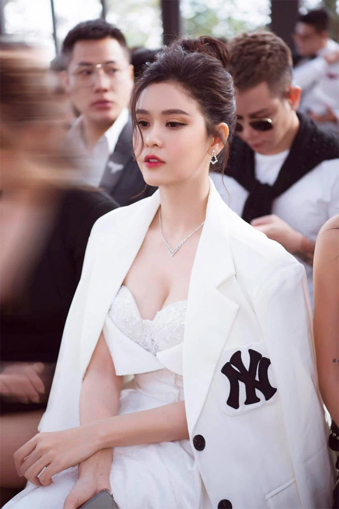 Không chỉ trẻ đẹp hơn mà Trương Quỳnh Anh còn ngày càng quyến rũ hơn trước.