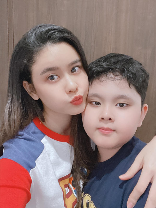 Sau khi chia tay nam ca sĩ Tim vào năm 2017, Trương Quỳnh Anh nhận nuôi con trai và chú tâm vào việc đóng phim, ca hát.