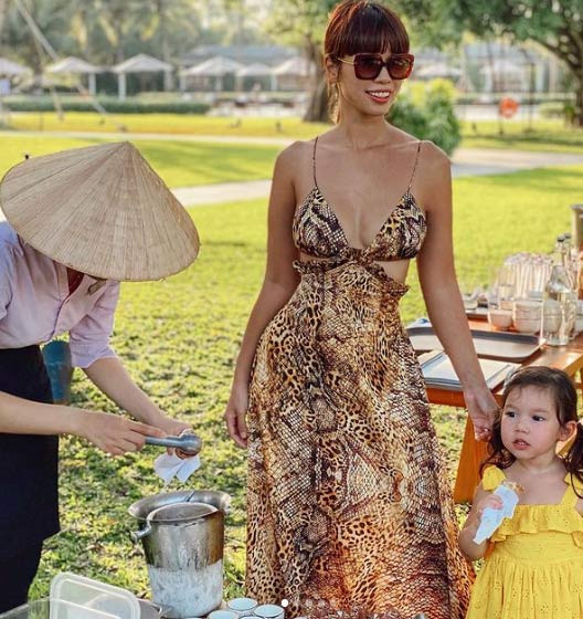 Sau khi sinh con, Hà Anh nhanh chóng lấy lại vóc dáng và trang phục của cô vẫn không kém phần gợi cảm so với thời còn son.