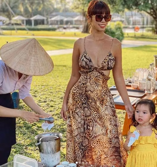 Sau khi sinh con, Hà Anh nhanh chóng lấy lại vóc dáng và trang phục của cô vẫn không kém phần gợi cảm so với thời còn son.