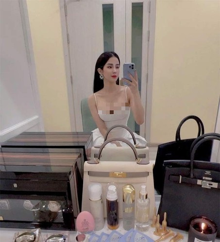 Gần một tháng sau khi chồng lên trang cá nhân chia sẻ việc hai người đã ly thân từ đầu năm và đang làm thủ tục ly hôn, Diệp Lâm Anh vẫn luôn xuất hiện trên trang cá nhân với diện mạo sexy, tươi tắn như chưa có chuyện gì xảy ra.