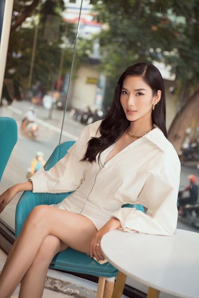 Khi bàn luận về scandal gần đây của Hoàng Thùy, một nhiếp ảnh gia nổi tiếng gây chú ý khi có dòng nhận xét về đàn em "có gan làm thì có gan chịu", "không có lửa làm sao có khói" hay "đừng để anh vạch mặt ra thì nhục lắm"...