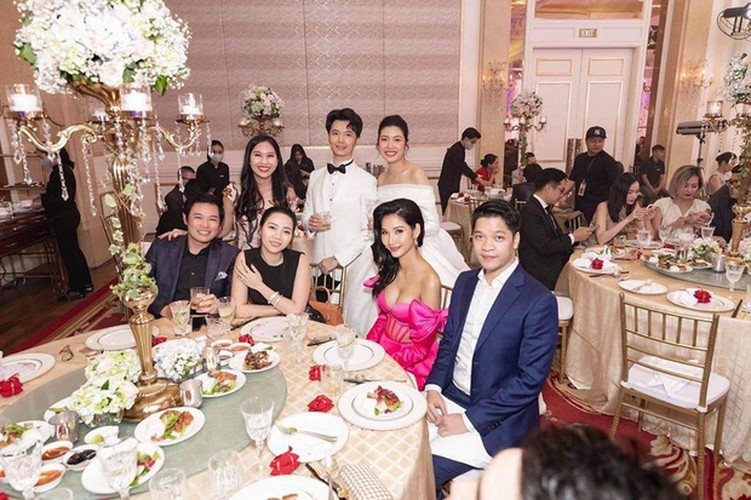 Trong đám cưới của Á hậu Thúy Vân năm ngoái, Hoàng Thùy bỗng dưng bị chỉ trích vì mặc lố, lấn át cả cô dâu. Thúy Vân sau đó đã khéo léo lên tiếng: "Bộ váy quá hợp với tông tiệc mây hồng luôn".