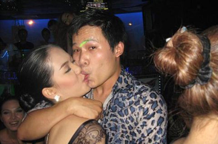 Ngoài ra, cô còn gây bão dư luận với nụ hôn môi đắm đuối với ông bầu Khắc Tiệp trong quán bar.