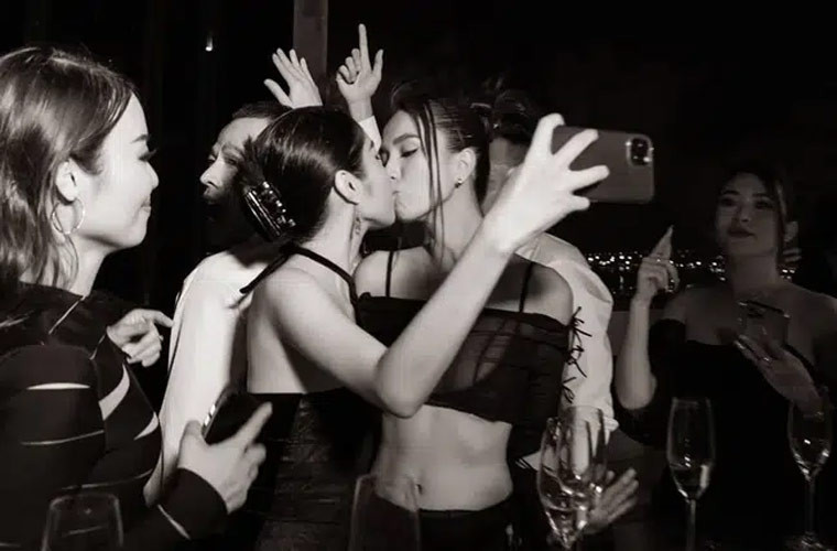 Đêm tiệc cuối năm 2020, người đẹp Trà Vinh gây sốc bởi nụ hôn đồng giới và bộ trang phục xuyên thấu, khoe da thịt. Đây không phải là lần đầu tiên Ngọc Trinh hôn môi đồng giới.