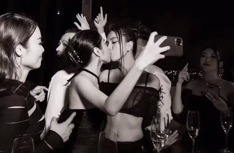 Đêm tiệc cuối năm 2020, người đẹp Trà Vinh gây sốc bởi nụ hôn đồng giới và bộ trang phục xuyên thấu, khoe da thịt. Đây không phải là lần đầu tiên Ngọc Trinh hôn môi đồng giới.