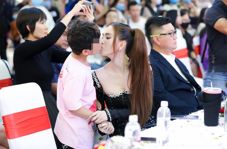 Đầu tháng 1/2021, Ngọc Trinh lại trở thành tâm điểm chỉ trích khi hôn môi một bé trai 8 tuổi, người đóng vai con trai của “Nữ hoàng nội y” trong bộ phim “Chị mẹ học yêu”.