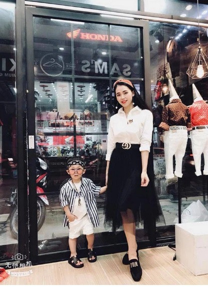 Chiếc thắt lưng của nhà mốt Gucci có thiết kế chữ G và C giống nhau nên "Thánh nữ cover" Hương Ly cũng không tránh khỏi nhầm lẫn khi đeo ngược.