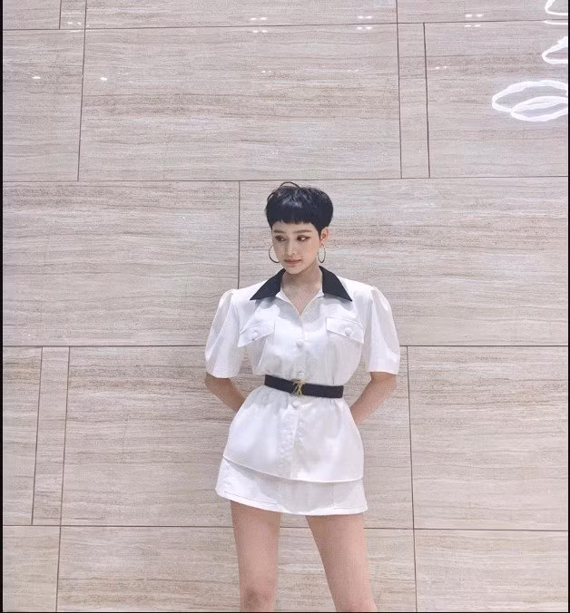 Nữ ca sĩ Hiền Hồ cũng từng mắc lỗi tương tự đàn chị Lệ Quyên. Không những không bắt lỗi trang phục, các fan của cô nàng vẫn hết lời khen ngợi: "Ngược nhưng không làm giảm bước tiến của sự cute".