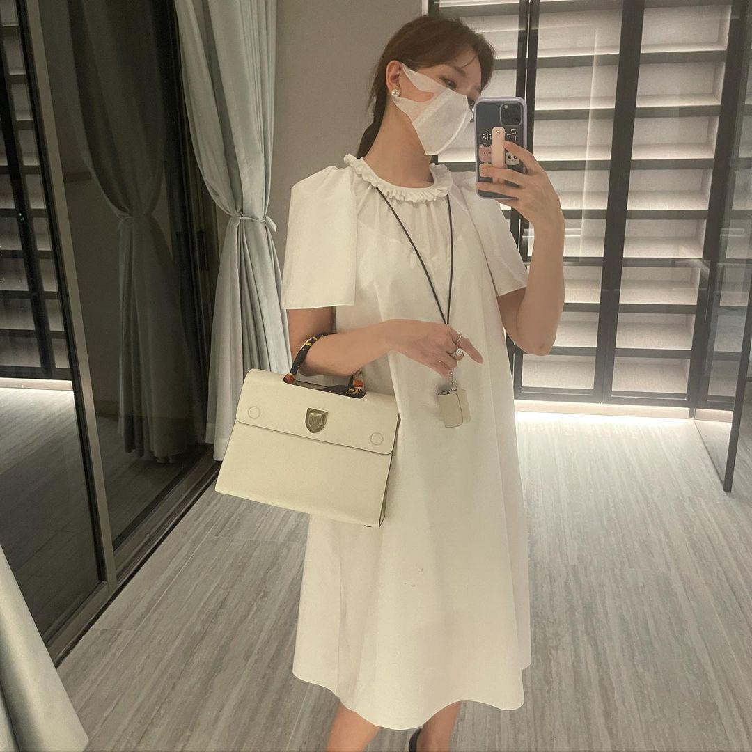 Không mặc váy ngược hay đeo thắt lưng ngược, thế nhưng bà xã của Trấn Thành lại bị "soi" ra việc đeo khẩu trang ngược khi lên đồ trắng "tông - xuyệt - tông". Được fan nhắc nhở, nữ ca sĩ cũng phải thừa nhận lỗi đeo ngược khẩu trang.