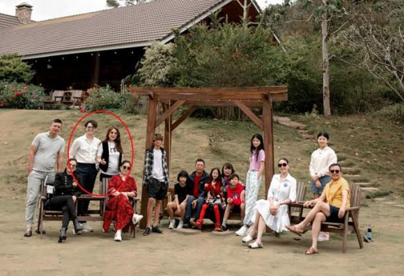 Mới đây, trên trang cá nhân của mình, Hoa hậu Hà Kiều Anh đăng ảnh chụp bên gia đình và nhóm bạn thân trong đó có nhà Bình Minh - Anh Thơ, Trương Ngọc Ánh cùng tình trẻ Anh Dũng. Tuy nhiên, mọi sự chú ý đổ dồn về phía mỹ nhân họ Trương khi cô để lộ thân hình mũm mĩm và vòng hai lớn bất thường.