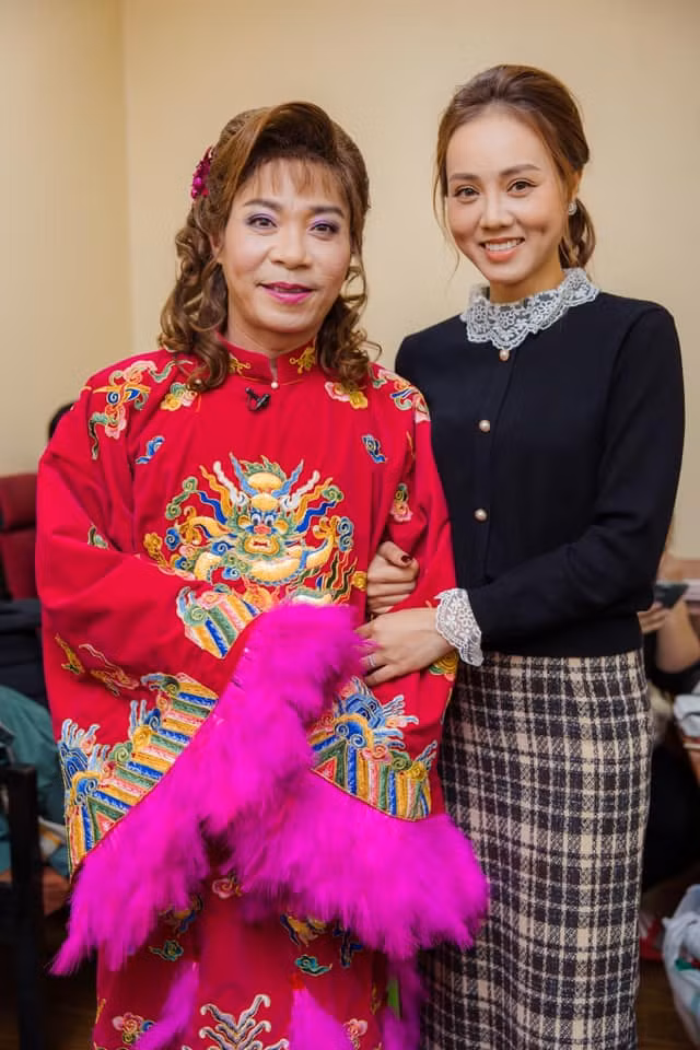 Ngọc Hà bên "Cô Đẩu" Công Lý trong hậu trường ghi hình Táo quân 2021.